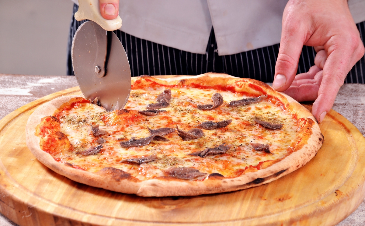 Zestaw składników do włoskiej pizzy z anchois